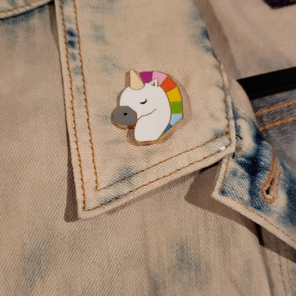 Unicorn enamel pin - Picture 3 of 3